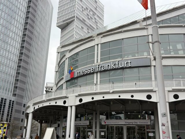 Le Frankfurt Lighting Fair est le salon professionnel le plus important dans le domaine de l’éclairage et des techniques de construction. ✌🏼 #led #luminaire #appareildeclairage #franckfurt_germany