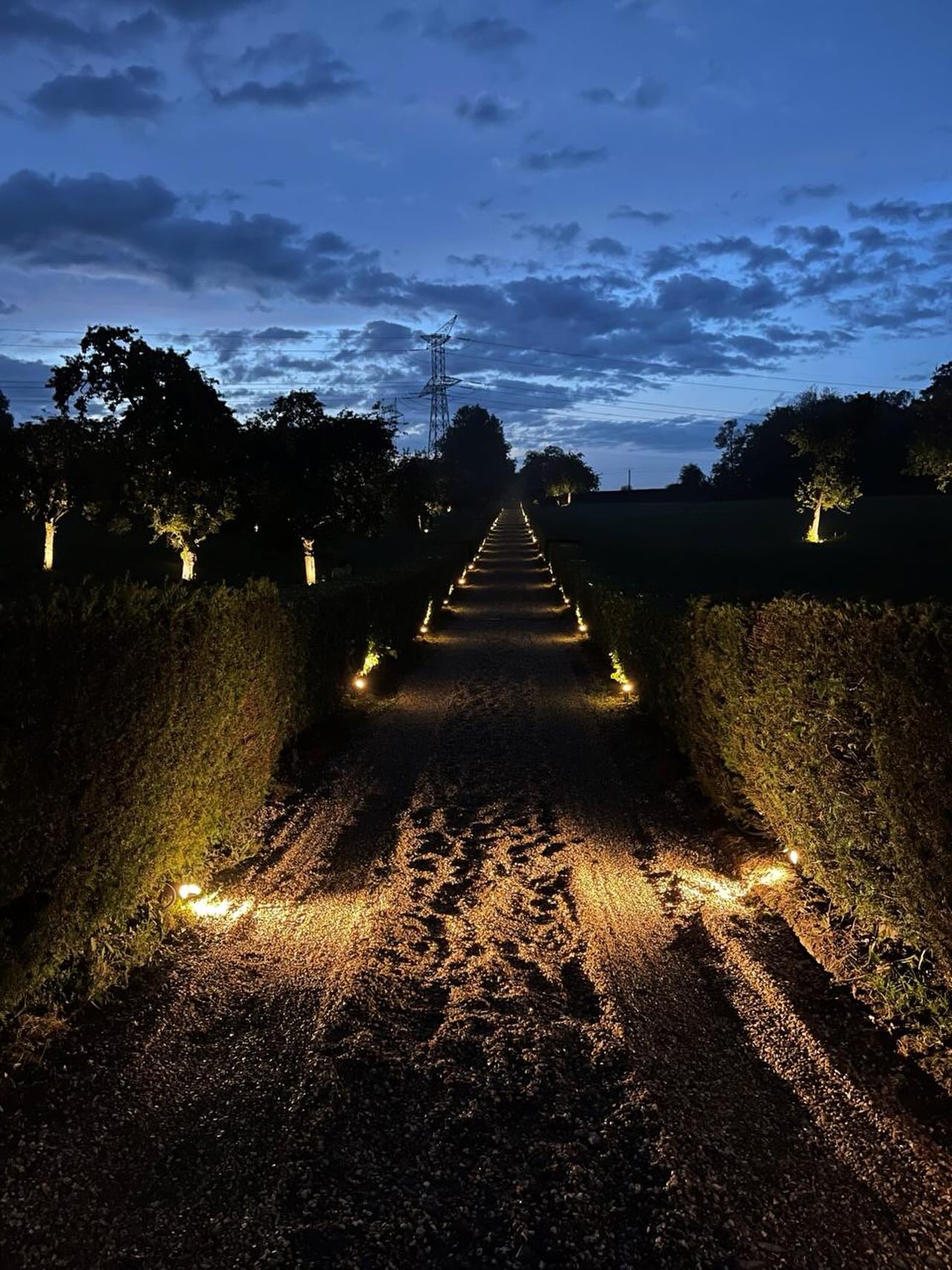 Une tranchée bien éclairée. 💡